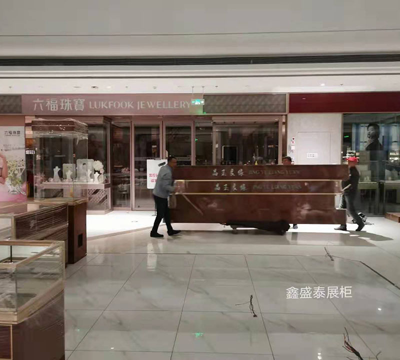 又是一個(gè)通宵，萬(wàn)達(dá)廣場(chǎng)珠寶展柜完成。